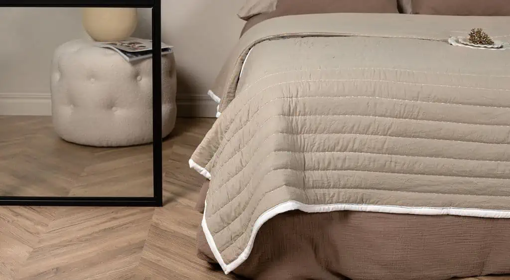 Klorup - Elegant beige sengetæppe med hvide syninger