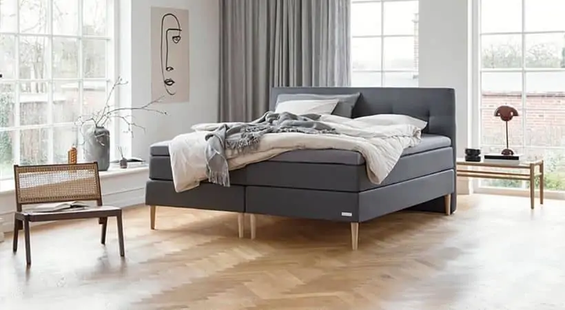 Signatur - Rummelig danskproduceret seng